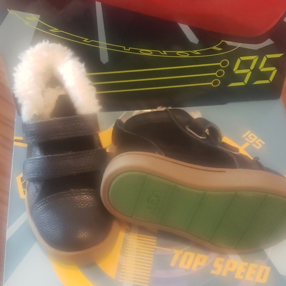 Ugg - Picture 4 of 4